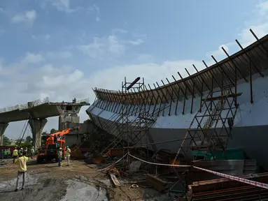 Bagian yang runtuh dari jembatan yang sedang dibangun di Mumbai, India (17/9/2021). Insiden terjadi sekitar pukul 4.30 pagi ketika sebagian besar jembatan runtuh. (AFP/Punit Paranjpe)