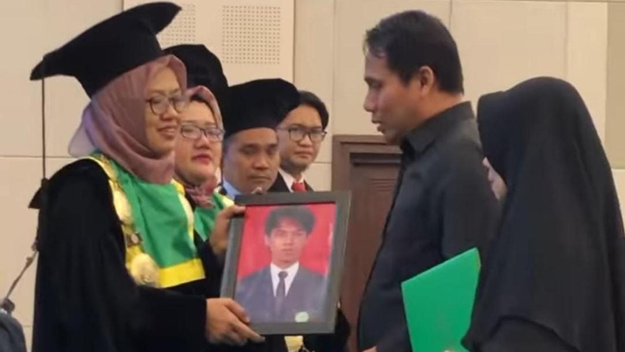 Suasana haru ini diabadikan di video dan dibagikan di akun Instagram unisa_yogya. Dalam video itu nampak sembari menahan tangis, pria ini berjalan maju di tengah para wisudawan yang berdiri memberikan penghormatan.&nbsp;