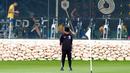 Pelatih Jepang Hajime Moriyasu berhenti sejenak di lapangan saat para pemain melakukan pemanasan di gym sebelum sesi latihan di Doha, Qatar, 29 November 2022. Jepang akan menghadapi Spanyol dalam pertandingan Grup E Piala Dunia 2022 pada 1 Desember. (AP Photo/Eugene Hoshiko)