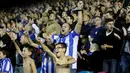 Fans Sheffield Wednesday merayakan kemenangan timnya saat menyingkirkan Arsenal  pada babak keempat Piala Liga Inggris di Stadion Hillsborough, Rabu (28/10/2015) dini hari WIB. Arsenal 0-3. (Reuters / Lee Smith)