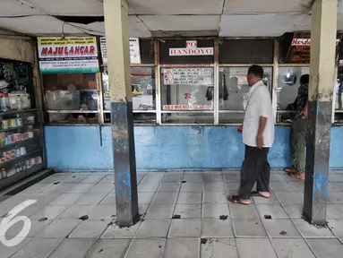 Loket penjualan tiket bus AKAP di Terminal Pulogadung mulai sepi, Jakarta, Selasa (19/7). Sebelumnya, ada 20 plang PO bus AKAP diturunkan petugas karena seharusnya operasional mereka sudah berpindah ke Terminal Pulogebang. (Liputan6.com/Yoppy Renato)