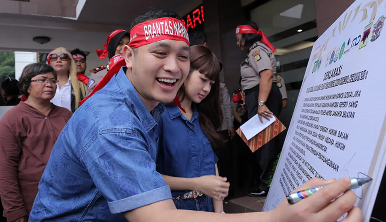 Melihat narkoba yang nampaknya sudah tidak asing lagi di tengah kehidupan selebriti, namun ternyata Gilang mengakui bahwa selama ini dirinya belum pernah mendapat tawaran untuk menggunakannya. (Deki Prayoga/Bintang.com)