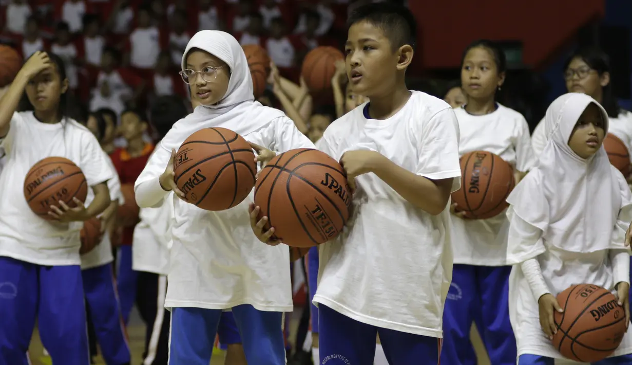 Sejumlah anak-anak saat mengikuti coaching clinic bersama Jr. NBA di GOR Soemantri Brodjonegoro, Kuningan, Jakarta, Kamis (17/10). Jr. NBA bekerjasama dengan Pemprovi DKI Jakarta padukan kurikulum olahraga basket dan pengembangan kebugaran. (Bola.com/Yoppy Renato)