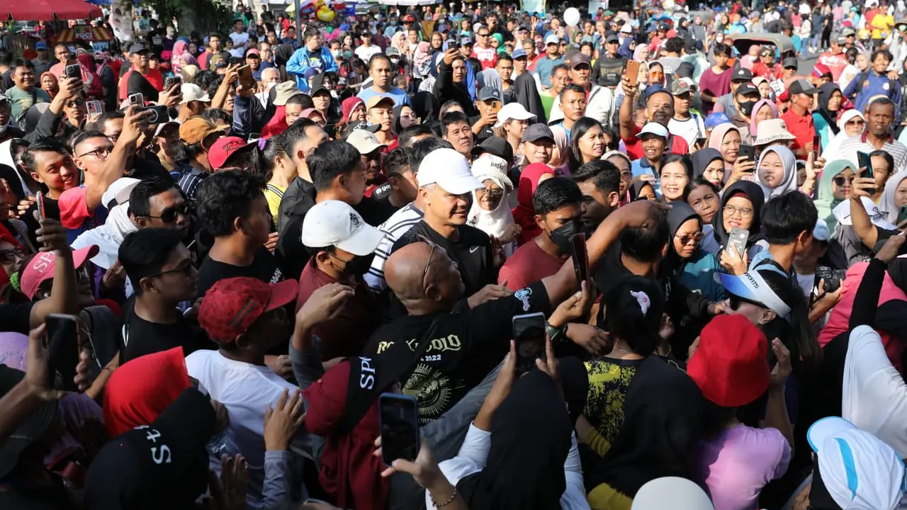 Capres nomor urut tiga Ganjar Pranowo berolahraga di Car Free Day atau CFD Jalan Slamet Riyadi, Solo, Jawa Tengah, Minggu (24/12/2023)