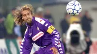 Gabriel Batistuta - Batistuta menghabiskan kariernya di Fiorentina selama era 1990-an serta menyumbangkan 207 gol dalam 333 laga. Pemain asal Argentina ini dikenal sebagai striker yang memiliki skill penyelesaian akhir yang mematikan. (AFP/Gerard Julien)