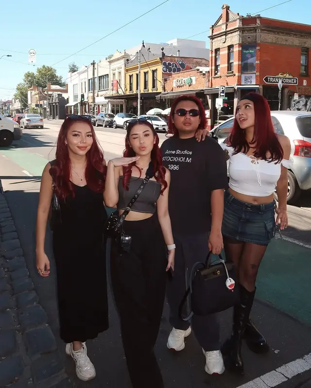 1. Unggah Momen Bersama di Melbourne