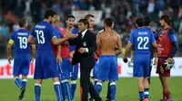 Antonio Conte selamati seluruh pemainnya usai menang lawan Belanda (ALBERTO PIZZOLI / AFP)