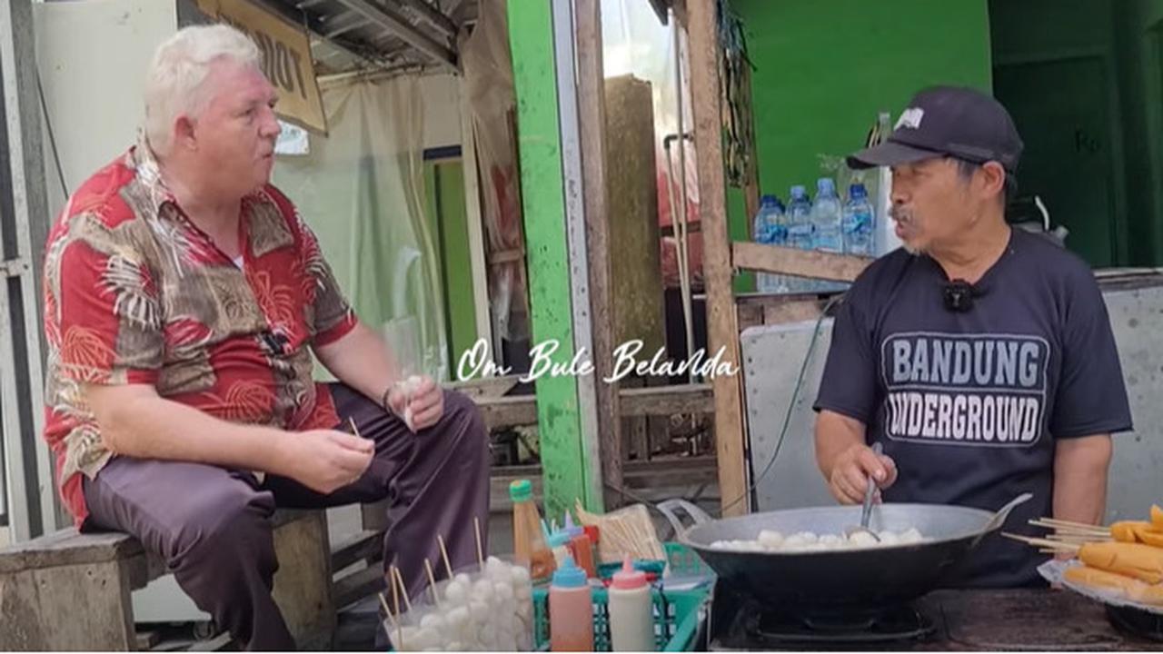 Sambil Makan Cireng, Bule Belanda Dengar Cerita soal Meletusnya Gunung Galunggung sampai Melongo