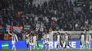 Para pemain Juventus melakukan selebrasi usai memenangkan pertandingan sepak bola leg pertama play-off fase gugur Liga Champions 2024/2025 melawan PSV Eindhoven di stadion Allianz, Turin, Italia pada 11 Februari 2025 waktu setempat atau Rabu 12 Februari 2025 Dini hari WIB. (Isabella BONOTTO/AFP)