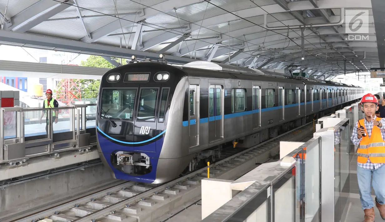 Kereta MRT berada di stasiun Lebak bulus Jakarta, Senin (25/2). Pada 5 Maret nanti pihak Kereta MRT akan membuka pendaftaran uji coba umum. Dengan begitu, masyarakat bisa mengikuti progres pembangunan. (Liputan6.com/Angga Yuniar)