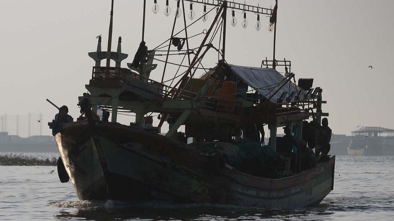 Nelayan menilai ikan semakin susah ditangkap lantaran adanya pantulan ombak besar serta limbah dari kali dan industri.