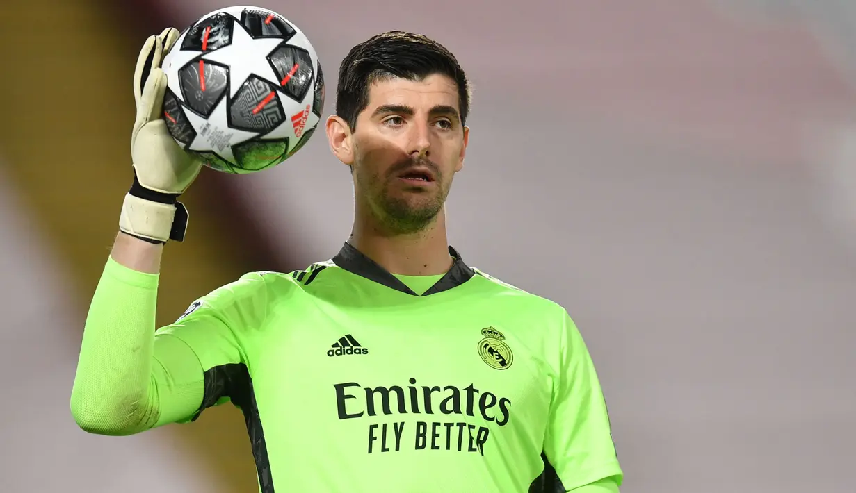 Thibaut Courtois sukses tampil konsisten bersama Real Madrid setelah didatangkan dari Chelsea pada 2018 lalu. Saat ini nilai pasar pemain 26 tahun tersebut tercatat sebesar 60 juta euro. (AFP/Paul Ellis)