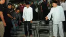 Capres nomor urut 01 Joko Widodo atau Jokowi (kiri) bersama Habib Luthfi bin Yahya (kanan) usai menjalankan ibadah dalam kampanye terbuka di Alun-Alun Brebes, Jawa Tengah, Kamis (4/4). Jokowi menargetkan kemenangan lebih dari 80 persen di Brebes. (Liputan6.com/Angga Yuniar)