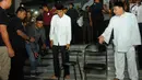Capres nomor urut 01 Joko Widodo atau Jokowi (kiri) bersama Habib Luthfi bin Yahya (kanan) usai menjalankan ibadah dalam kampanye terbuka di Alun-Alun Brebes, Jawa Tengah, Kamis (4/4). Jokowi menargetkan kemenangan lebih dari 80 persen di Brebes. (Liputan6.com/Angga Yuniar)
