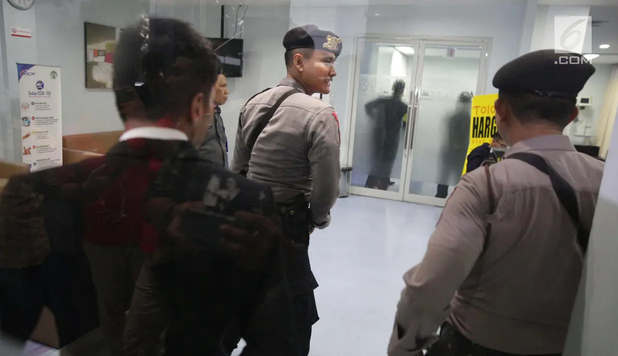 Petugas kepolisian berjaga saat pemindahan Ketua DPR, Setya Novanto di RS Cipto Mangunkusumo, Jakarta (17/11). Usai menerima perawatan di RS Medika Permata Hijau, Setnov dipindahkan RS Cipto Mangunkusumo. (Liputan6.com/Faizal Fanani)