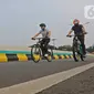 Warga bersepeda saat Hari Bebas Kendaraan Bermotor (HBKB) atau Car Free Day (CFD) di Jalan Layang Non Tol Antarasari, Jakarta, Minggu (28/6/2020). (Liputan6.com/Herman Zakharia)