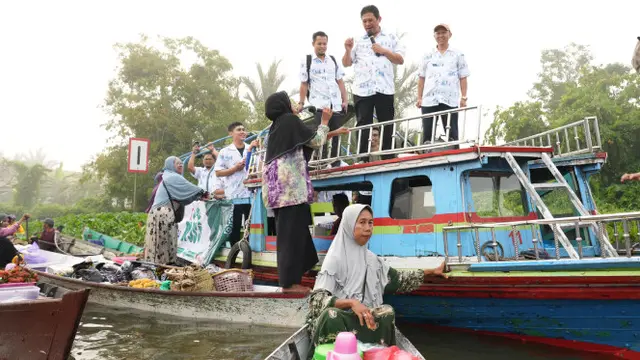 Direktur Utama BPJS Kesehatan, Prof Ali Ghufron Mukti Memastikan Pedagang Pasar Terapung Lok Baintan yang Tergabung di JKN Dapat Layanan Optimal di Fasilitas Kesehatan (Foto: Istimewa)