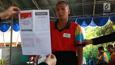 Petugas KPPS menunjukkan surat suara kepada penghuni Panti Sosial Bina Laras Harapan Sentosa (PSBLHS) 2 dalam pemilu serentak di Cipayung, Jakarta, Rabu (17/4). Pada Pemilu 2019, total pemilih dengan disabilitas grahita dan mental yang masuk DPT berjumlah 54.295. (Liputan6.com/Immanuel Antonius)