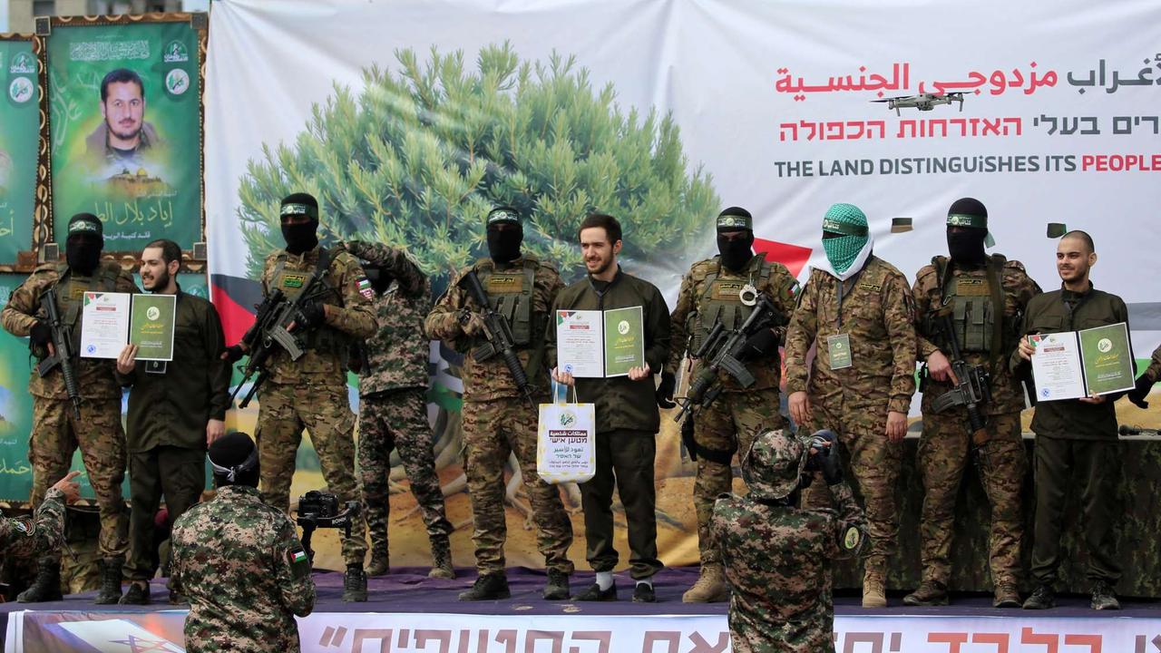 Momen Sandera Israel Cium Kening Pejuang Hamas