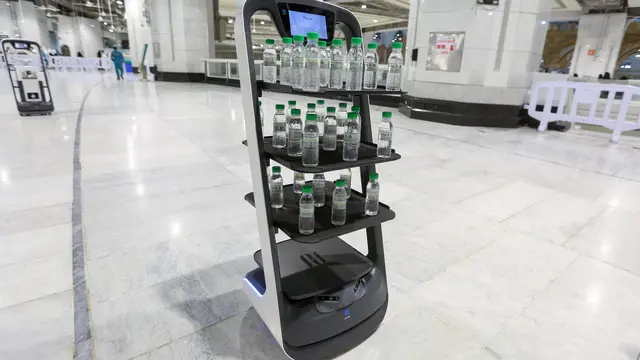 Arab Saudi Pakai Robot Bagikan Air Zamzam
