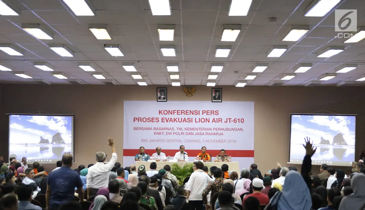 Suasana konfrensi pers proses evakuasi Lion Air JT 610 di Krisis Center, Jakarta, Senin (5/11). Evaluasi dilakukan langsung di hadapan keluarga korban. (Liputan6.com/Immanuel Antonius)