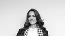 Tak melulu tampil formal, Kate Middleton terlihat lebih santai dengan jeans. Ia padukan dengan kemeja putih, blazer, dan syal kotak-kotak [@princesandprincessofwales]