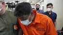 Mitsuhiro Taniguchi (47) dikawal petugas imigrasi usai konferensi pers di Kantor Imigrasi, Jakarta, Indonesia, Rabu (8/6/2022). Kepala Divisi Humas Polri Irjen Dedi Prasetyo mengatakan Mitsuhiro Taniguchi ditangkap di Kalirejo, Lampung Tengah. (AP Photo/Achmad Ibrahim)