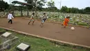 Anak-anak bermain bola di sekitar TPU Karet Bivak, Jakarta, Jumat (13/1). Semakin berkurangnya lahan hijau menyebabkan anak-anak di Ibukota terpaksa bermain di tempat yang tidak semestinya. (Liputan6.com/Immanuel Antonius)