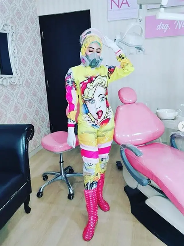 Dokter gigi kenakan APD unik