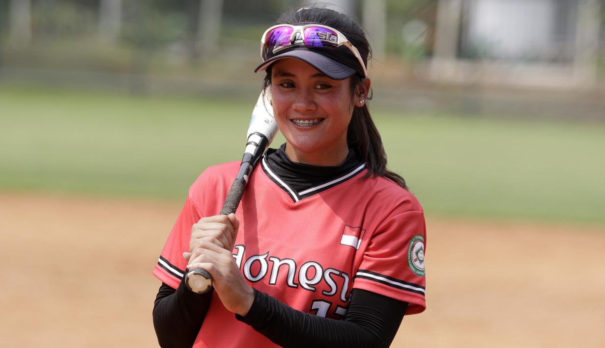 Pemain Timnas Softball Putri, Syehan Hana Rahmi, berpose saat latihan di Lapangan Softball, GBK, Jakarta, Selasa (12/11). Sebanyak 17 atlet akan turun di SEA Games 2019 mendatang. (Bola.com/M Iqbal Ichsan)