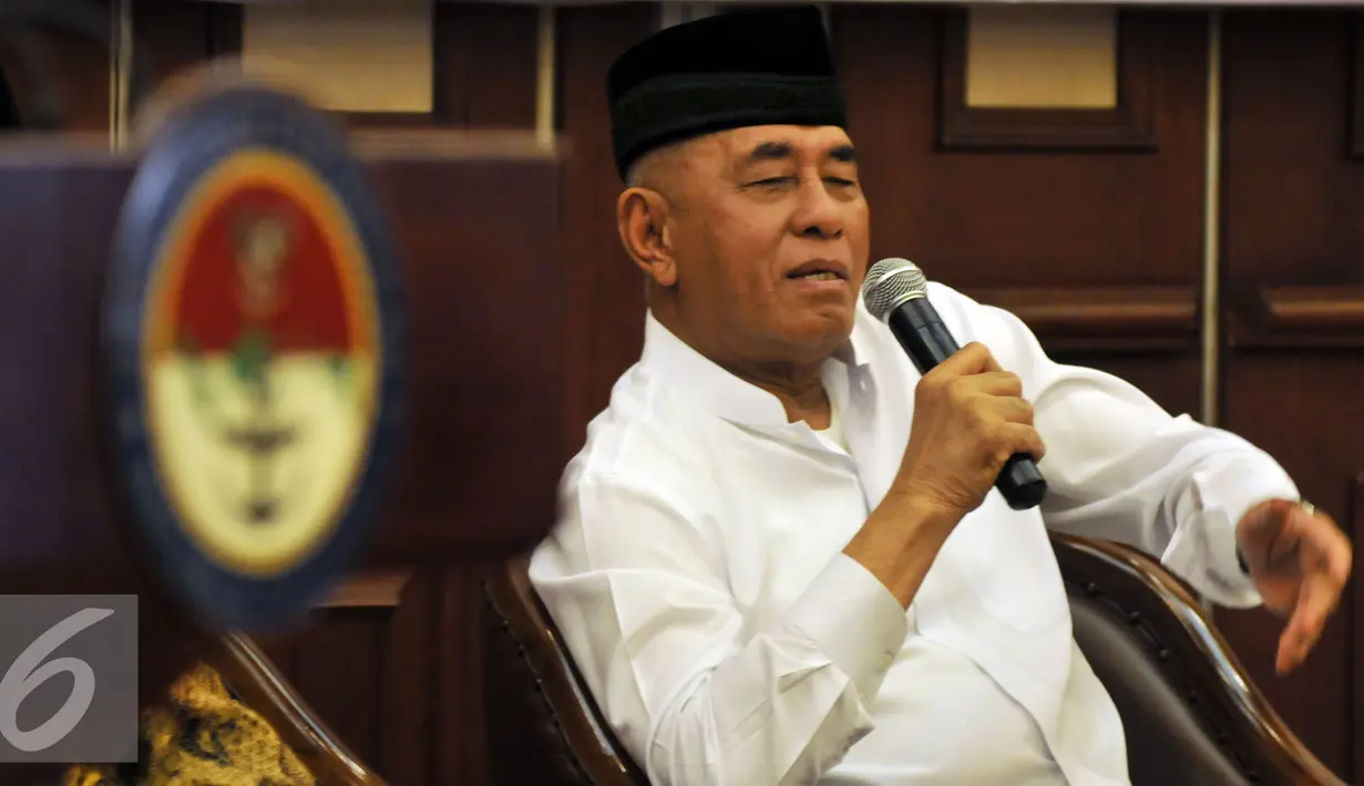 Menhan Ryamizard Ryacudu memberikan pemaparan saat menghadiri silaturahmi bersama warga NU di Kementerian Pertahanan, Jakarta, Senin (6/6). Acara tersebut dalam rangka menyongsong 1 Abad Nahdlatul Ulama.(Liputan6.com/Johan Tallo)