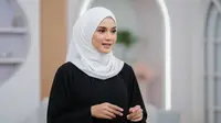 Padu Padan Gamis Hitam dan Jilbab (AI)