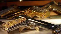 Sejumlah Senjata dihiasi dengan perhiasan emas dipamerkan di Museum Narkoba, di markas Departemen Pertahanan di Meksiko, (14/10). Museum narkoba ini memamerkan senjata api yang digunakan oleh para pengedar narkoba. (REUTERS/Henry Romero)