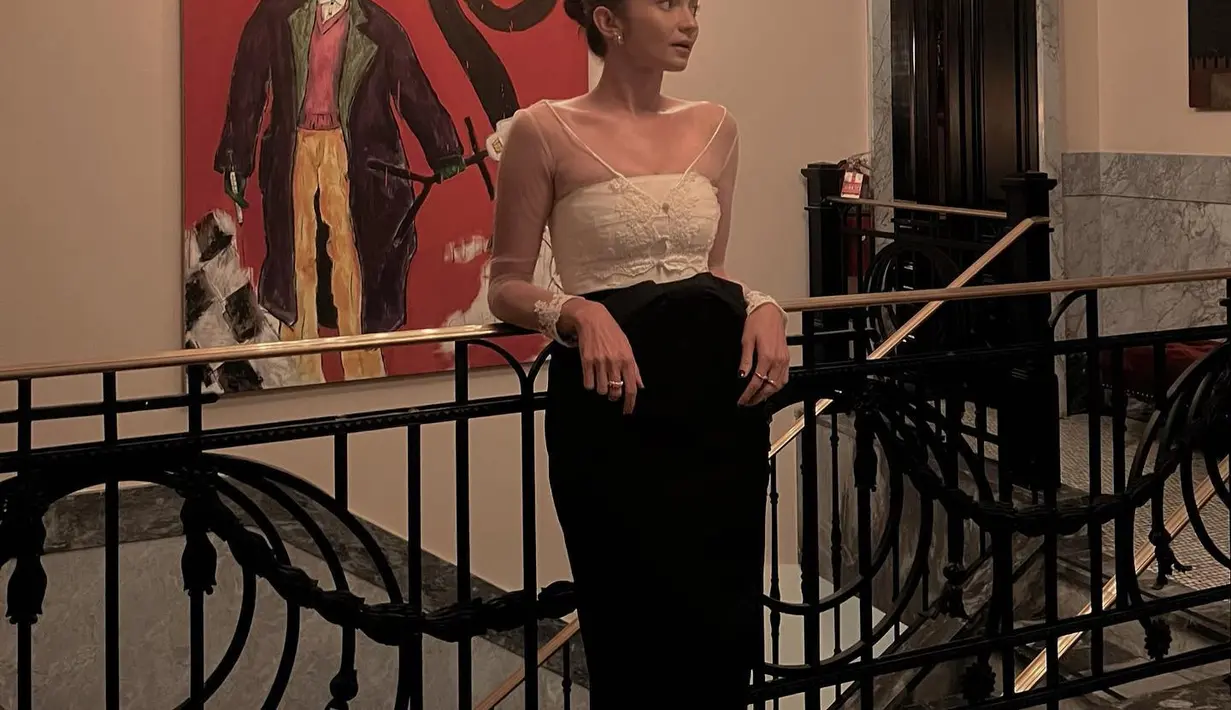 Outfit kondangan dari Enzy Storia bisa jadi inspirasi untuk tampilan semi formal yang simple. Ia memadukan kebaya transparan dengan kemben putih dan celana panjang [@enzystoria]
