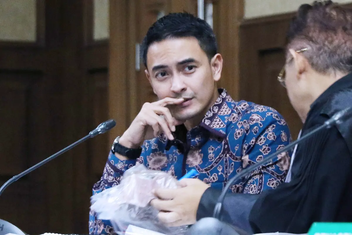 Usai Jalani Sidang Lanjutan, Zumi Zola Dipeluk Saksi dan Kerabat