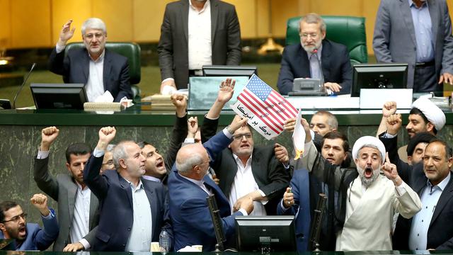 Kecam Kebijakan Trump, Anggota Parlemen Iran Bakar Bendera AS