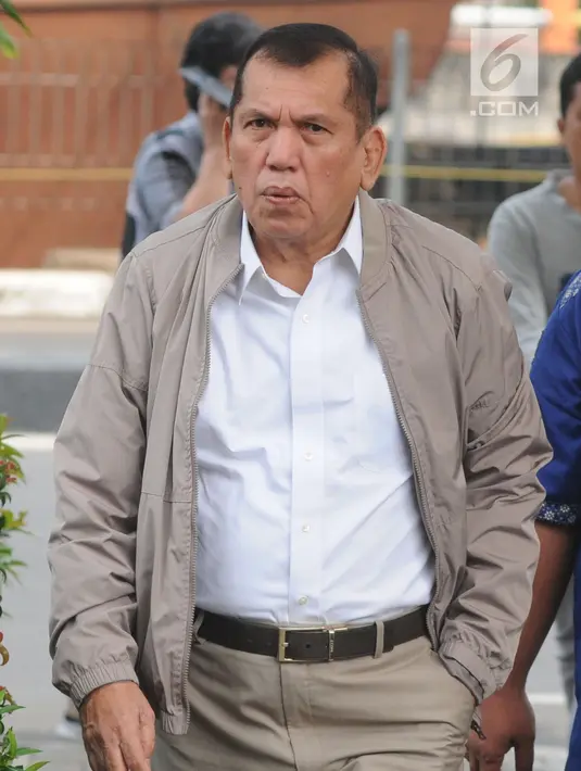 Mantan anggota DPR periode 2009-2014, Chairuman Harahap berjalan menuju Gedung KPK, Jakarta, Senin (24/6/2019). Politikus Partai Golkar tersebut diperiksa sebagai saksi untuk tersangka Markus Nari dalam kasus dugaan korupsi proyek e-KTP. (merdeka.com/Dwi Narwoko)