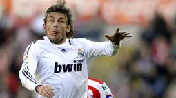 Real Madrid&#039;s Argentinian Gabriel Heinze heads the ball during a Spanish league football match against Sporting Gijon at the Molinon Stadium in Gijon, on February 15, 2009. Real Madrid won the match 4-0. AFP PHOTO / MIGUEL RIOPA 