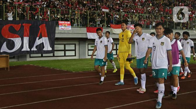 Pemain Timnas Indonesia U-19 mengitari lapangan menyapa suporter usai laga terakhir grup A Piala AFF U-19 2022 melawan Myanmar U-19 di Stadion Patriot Candrabhaga, Bekasi, Jawa Barat, Minggu (10/7/2022). Timnas Indonesia U-19 gagal melaju ke semifinal meski berhasil menundukkan Myanmar U-19 dengan skor 5-1. (Liputan6.com/Helmi Fithriansyah)