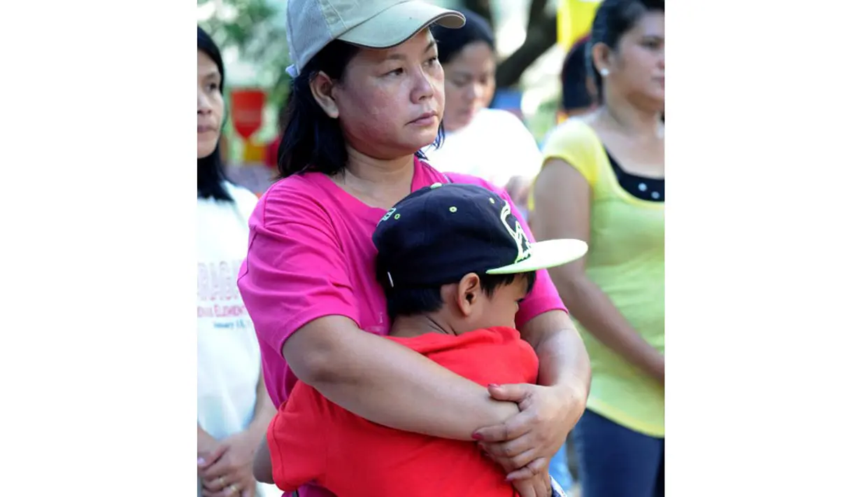 Saling peluk antara ibu dan anak mewarnai acara Hari Ibu yang diadakan di sebuah taman di pinggiran kota Manila, (11/5/2014). Hal ini menunjukkan rasa cinta dan hormat seorang anak kepada ibunya. (AFP PHOTO/Jay Directo)