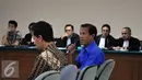 Mantan Bupati Tanah Laut, Adriansyah memberikan kesaksian di sidang lanjutan Bos PT. MMS Andrew Hidayat di Pengadilan Tipikor, Jakarta, Kamis (30/7/2015). Sidang juga menghadirkan Bupati Tanah Laut Kalsel, Bambang Alamsyah. (Liputan6.com/Yoppy Renato)