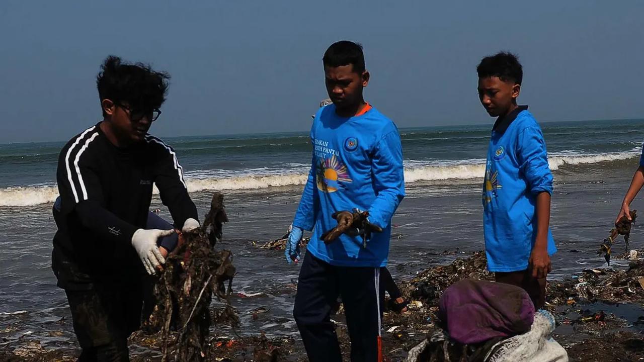 Kelompok pegiat lingkungan Pandawara Group memulai aksi bersih-bersih Pantai Cibutun, Sukabumi, Jawa Barat, pada Jumat (6/10/2023). Aksi bersih bersih Pantai Cibutun oleh Pandawara Group ini akan berlangsung selama dua hari, yakni 6-7 Oktober.
