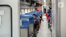 Calon penumpang berada di dalam kereta di Stasiun Pasar Senen, Jakarta, Senin (30/12/2019). PT KAI Daerah Operasi I mencatat sebanyak 23 persen tiket kereta api jarak jauh masih tersedia untuk masa angkutan Natal dan Tahun Baru 2020. (Liputan6.com/Faizal Fanani)