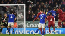 Pemain Liverpool Roberto Firmino (kanan) mencetak gol ke gawang Leicester City pada pertandingan Liga Inggris di King Power Stadium, Leicester, Inggris, Kamis (26/12/2019). Liverpool menang 4-0. (Oli SCARFF/AFP)