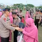 Kapolda Riau, Irjen Pol Mohammad Iqbal, menyalami personel yang naik pangkat saat menjelang Hari Bhayangkara ke-77