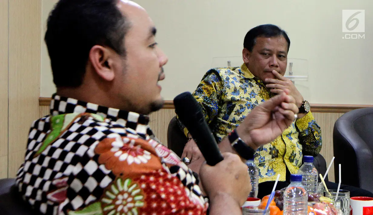 Ketua Bawaslu Abhan (kanan) dan Anggota Bawaslu Mochammad Afifuddin memberikan pemaparan saat diskusi dengan wartawan membahas persoalan seputar Daftar Pemilih Tetap (DPT) Pemilu 2019 di kantor Bawaslu, Jakarta, Rabu (14/11). (Liputan6.com/Johan Tallo)