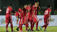 Para Timnas Indonesia U-19 saat uji coba melawan Espanyol B pada laga persahabatan di Stadion GBLA, Bandung, (15/7/2017). Timnas U-19 kalah 2-4. (Bola.com/Nicklas Hanoatubun)