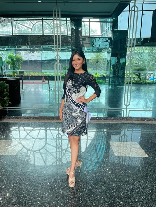 Dress batik dengan rok selutut dan lengan 7/8 ini juga bisa jadi OOTD ngantor yang asik. [IG @erinagudono]