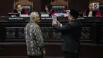 Marsudi Wahyu Kisworo, ahli yang dibawa oleh tim hukum KPU disumpah sebelum memberikan keterangan dalam sidang lanjutan sengketa Pilpres 2019 di Gedung MK, Jakarta, Kamis (20/6/2019). Sidang mendengarkan keterangan saksi dan ahli dari pihak termohon, yaitu KPU RI. (Liputan6.com/Faizal Fanani)