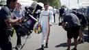 Pebalap Manor Racing F1, Rio Haryanto berjalan melintasi awak media sebelum melakukan sesi foto di Sirkuit Albert Park, Australian Formula One Grand Prix, Melbourne.Kamis (17/3/2016). (REUTERS/Jason Reed)